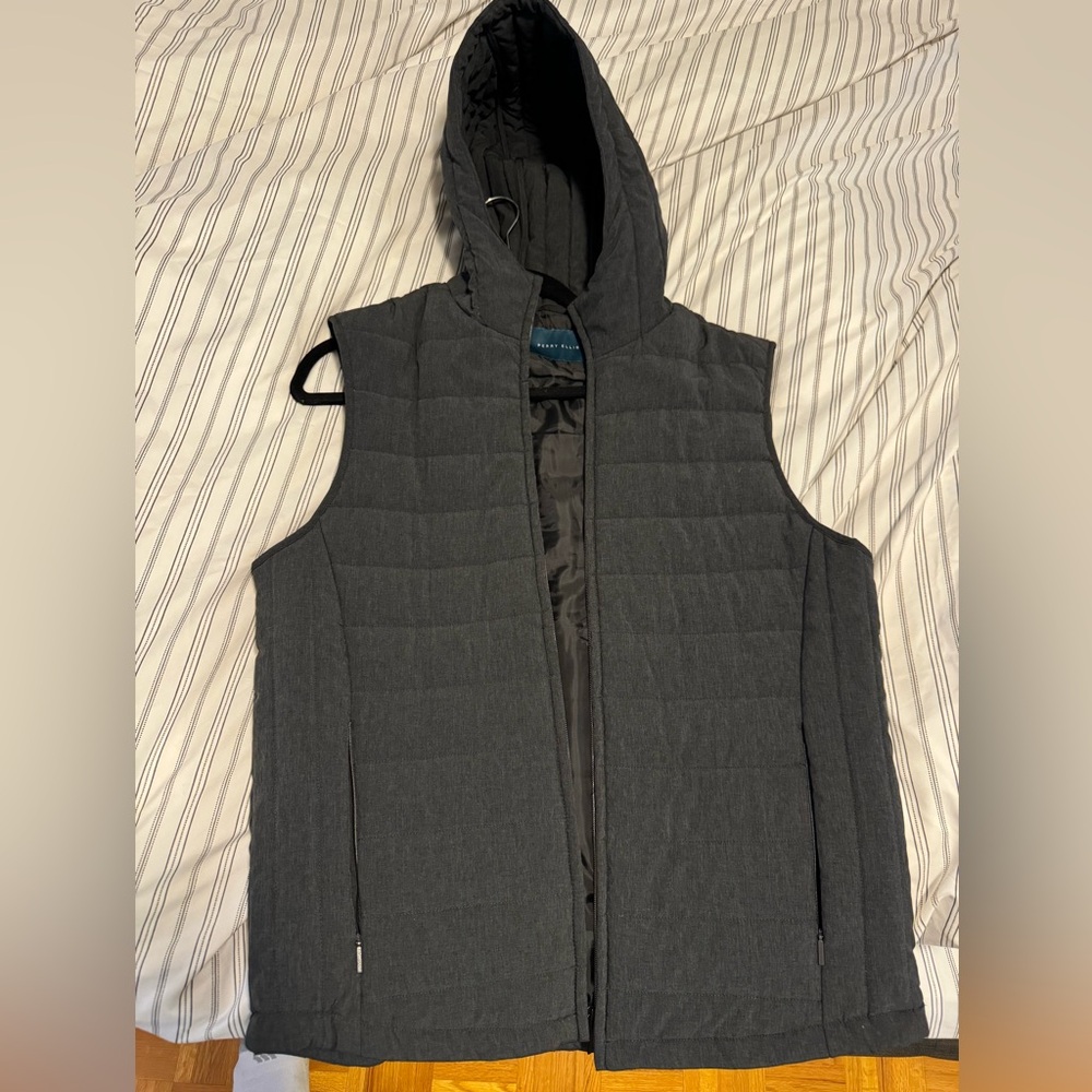 Men’s Perry Ellis hooded vest size Medium. Unworn perfect condition.